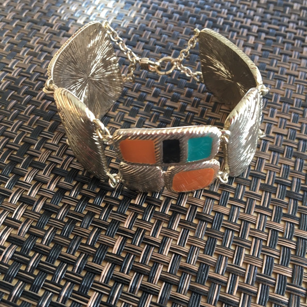 Unique gold tone bracelet 7 1/2” long